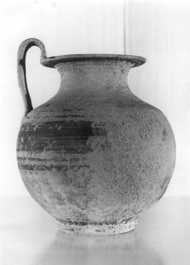 Brocca con ansa sopraelevata